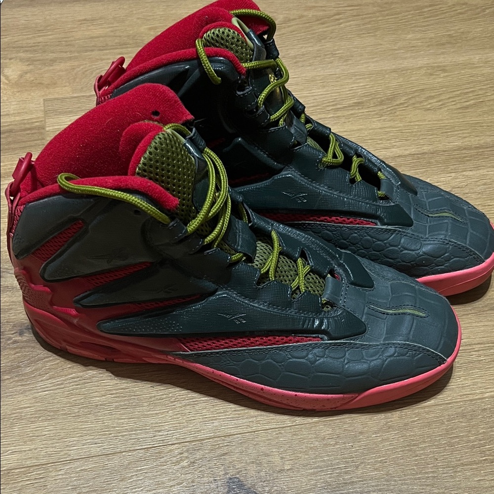 Reebok The Blast Nightmare On Elm Street Mash Up Athletic Shoes - Red and Green